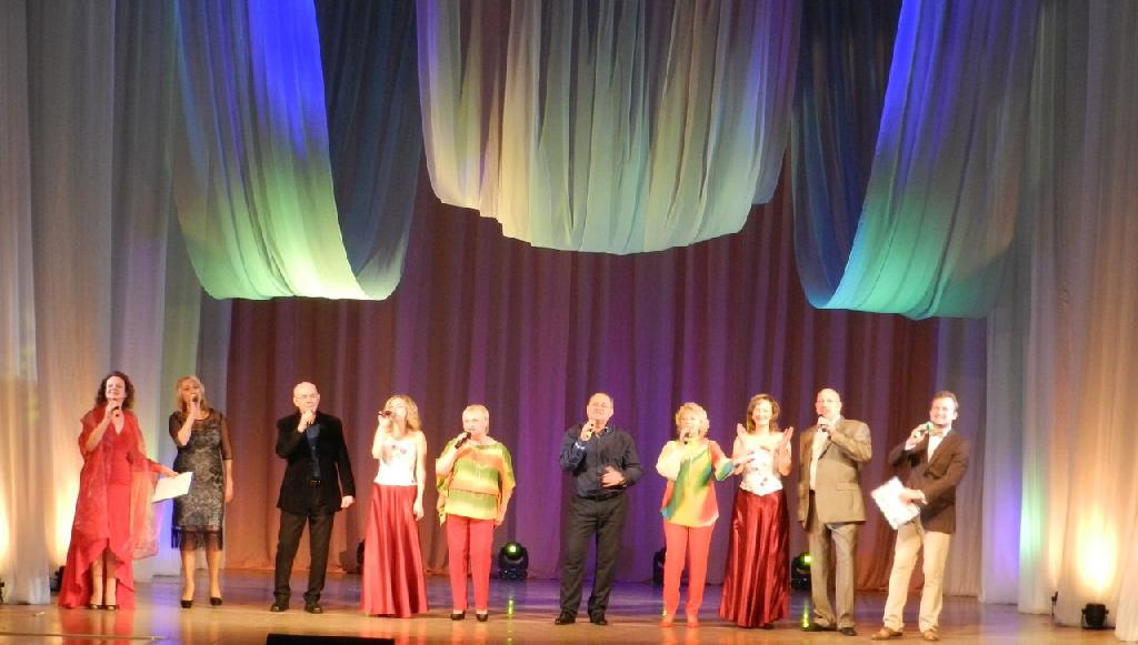 В последний день праздничных выходных в Ломоносовском Дворце культуры прошел концерт «Берега любви»